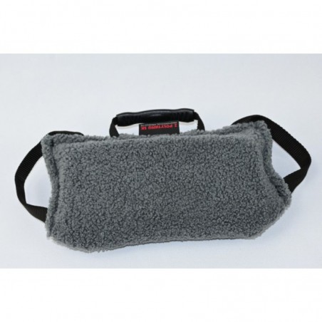 Perna muscatura din plush LAMBINO Z Polytanu SK pentru dresaj caini puppy / 25 x 13 cm