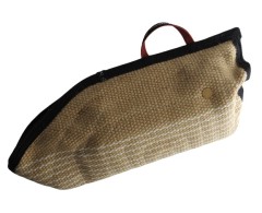 Maneca din iuta pentru dresaj canin .