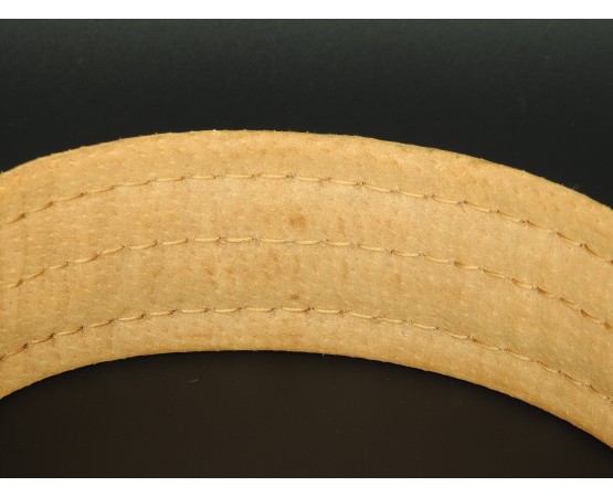 Zgarda lata pentru caini , din piele naturala fett si captusita cu piele moale 